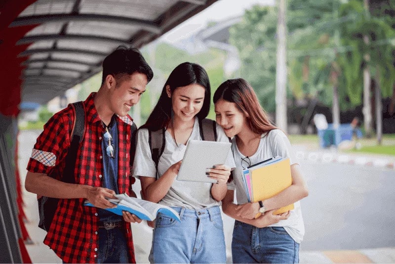 students working on a group project