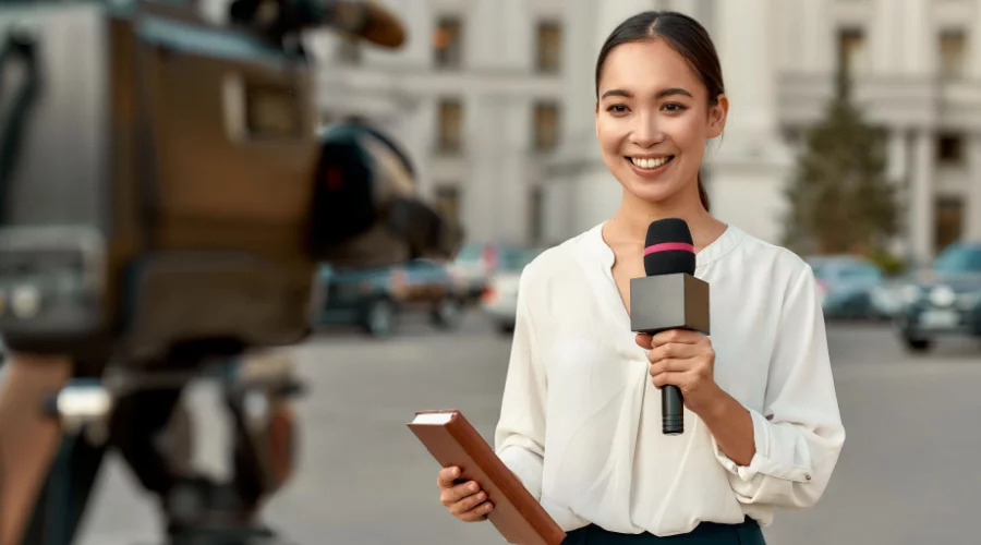 female news reporter